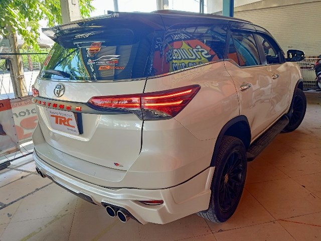 FORTUNER 2015-19 คิ้วฝาท้าย มีไฟ สัญญาณไฟหรี่ระบบไฟ Running 